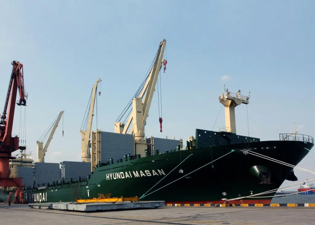 Rickmers-owned ‘Hyundai Masan’ loading in Shanghai for her maiden voyage