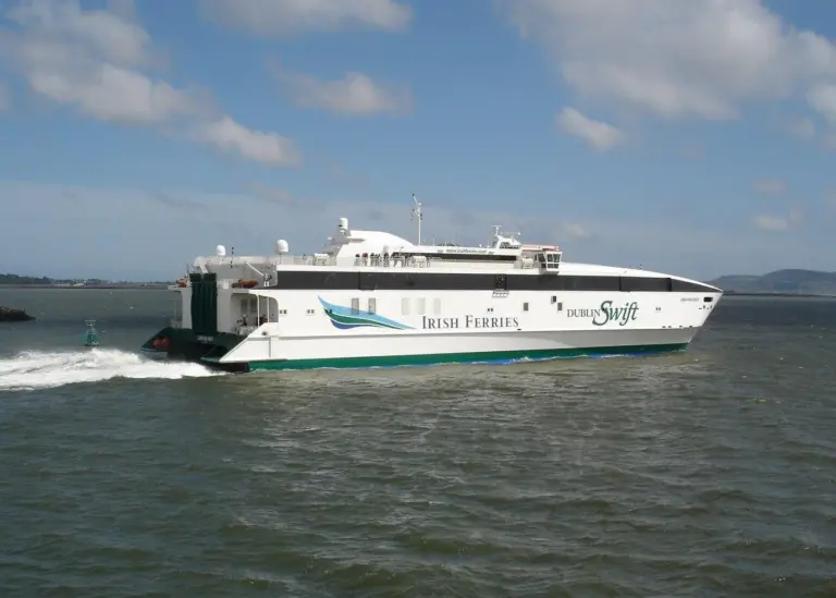 ‘Jonathan Swift’ is now sailing with Solasolv sunscreens fitted to its navigation bridge windows