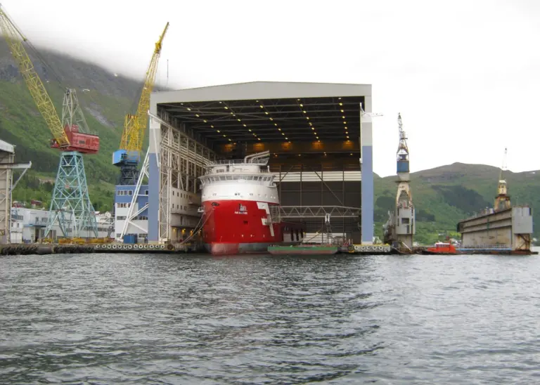'Solitaire' in Farstad's sea hall