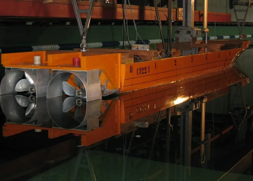 Model test being carried out on Flexitab surface drive system