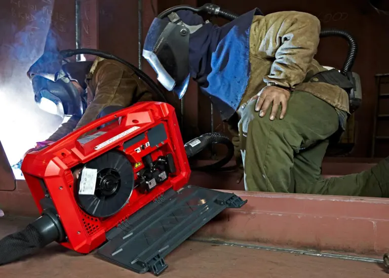 The tilt-down side covers on the VR 5000 Case feeder unit provide access to the hosepack connectors, the motor plate and the wirespool