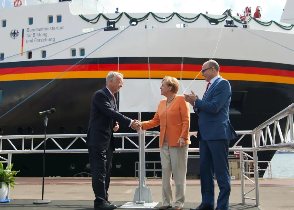 Merkel turns out for Sonne launch