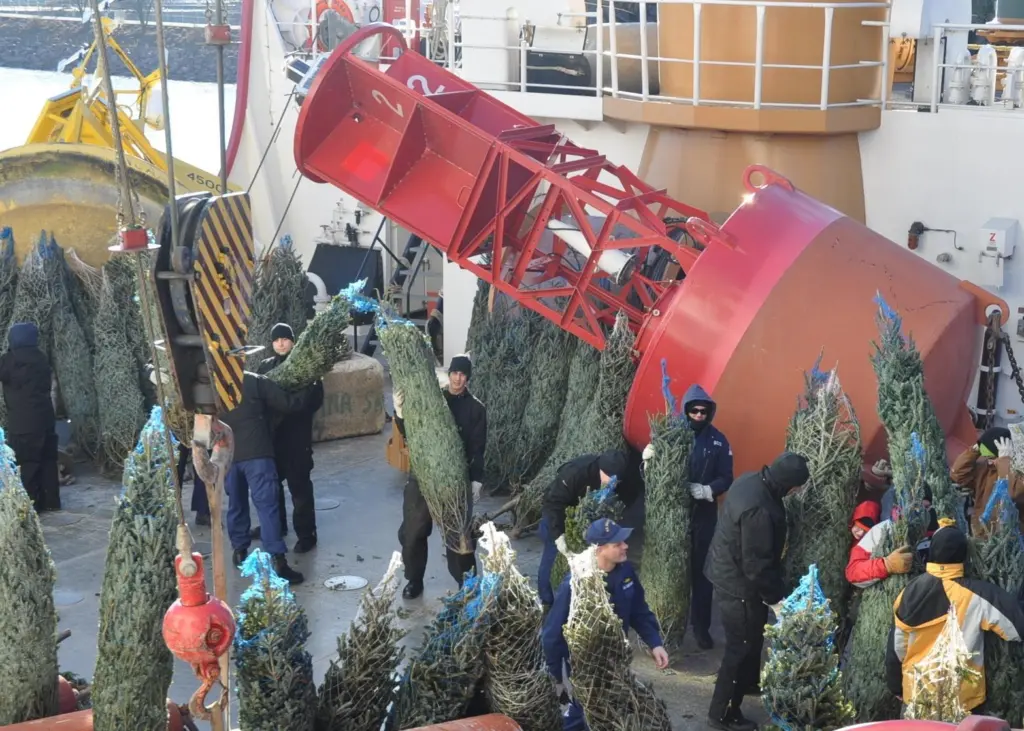 00_85548_Christmas-Ship