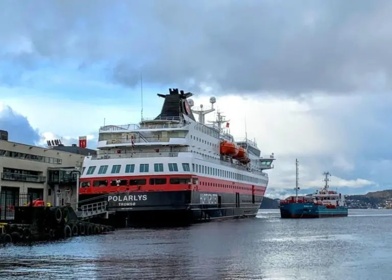 MS ‘Polarlys’ being filled with Biodiesel in Bergen Photo: Hanne Taalesen/Hurtigruten