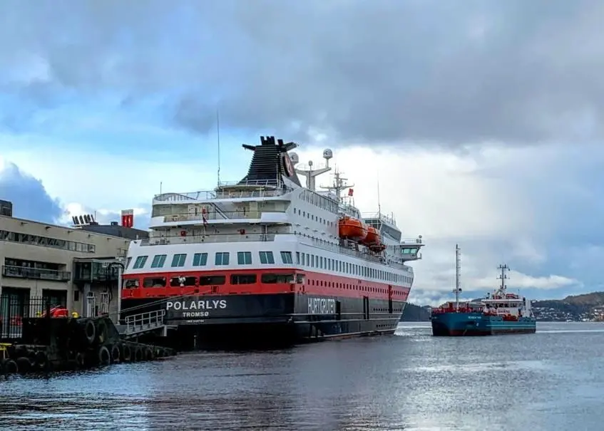 MS ‘Polarlys’ being filled with Biodiesel in Bergen Photo: Hanne Taalesen/Hurtigruten