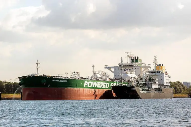 Gagarin Prospect receiving LNG bunkers from the Shell barge Cardissa in Rotterdam (photo credit: Shell).