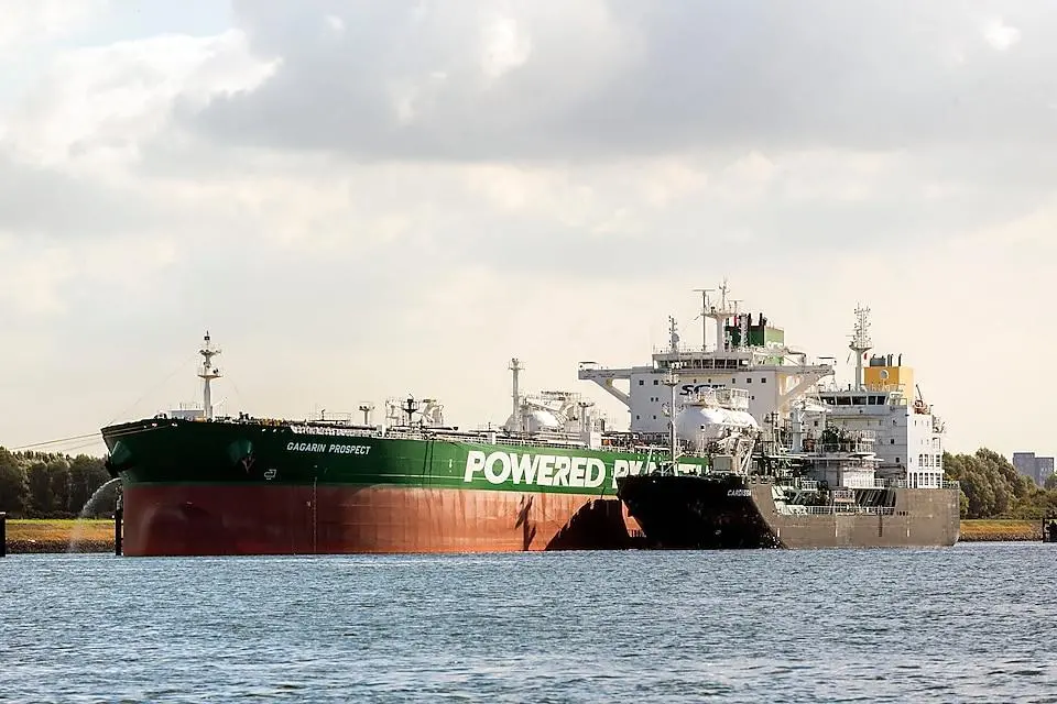 Gagarin Prospect receiving LNG bunkers from the Shell barge Cardissa in Rotterdam (photo credit: Shell).