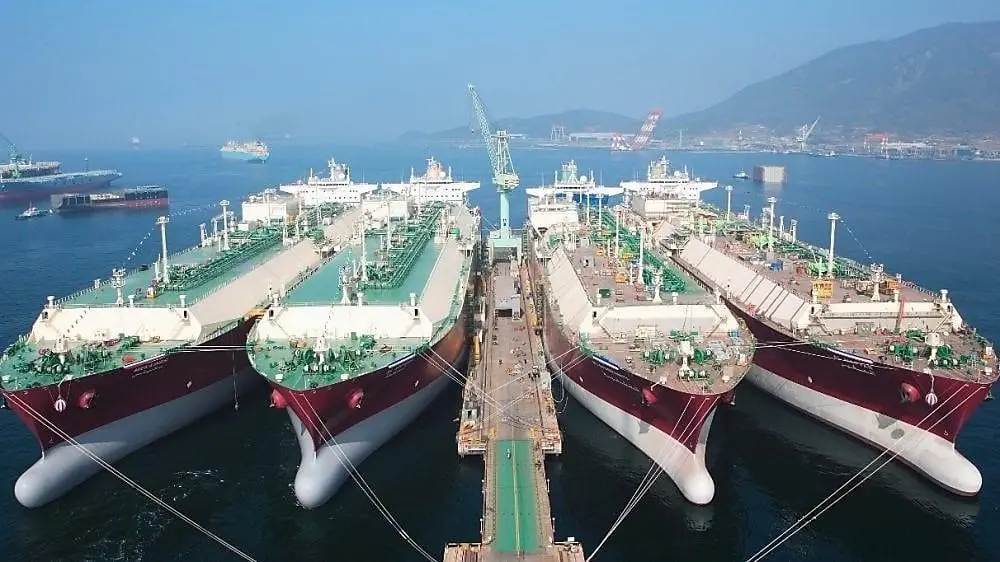 The eight new 174,000 cbm LNG carriers destined for long-term charter to Shell LNG will feature a direct drive PM shaft generator solution. (Photo copyright: Shell)