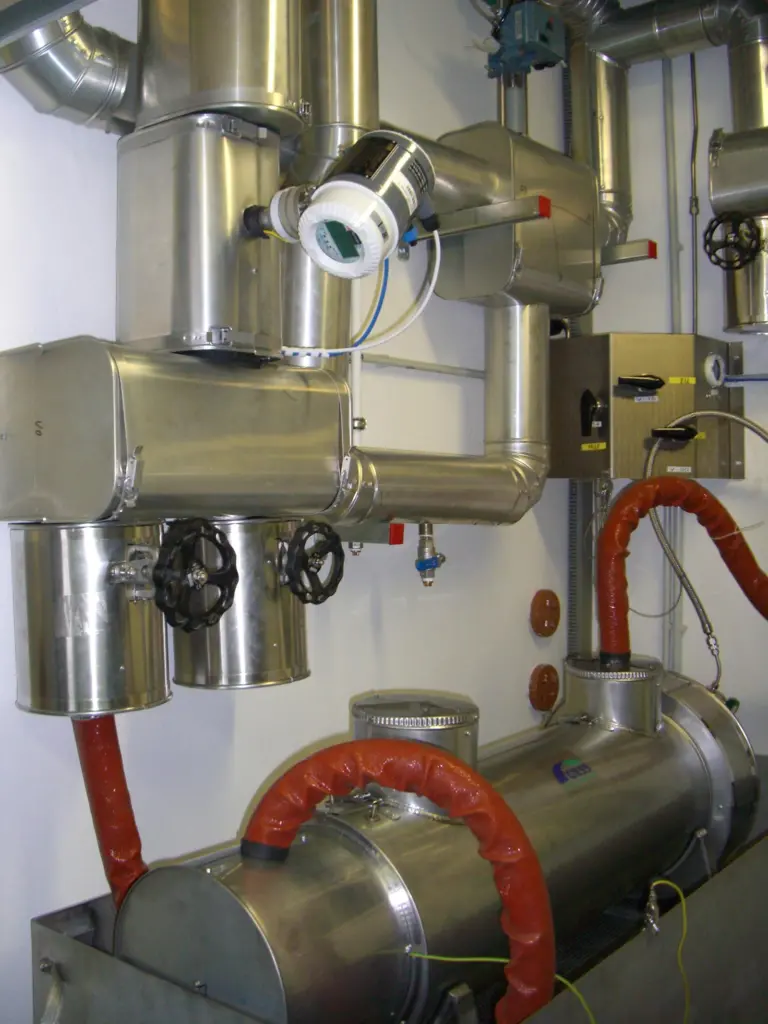 Hydrogen storage tank in test apparatus where it is loaded and unloaded with hydrogen and in parallel cooled or heated by a heat transfer medium. (Image: HZG).