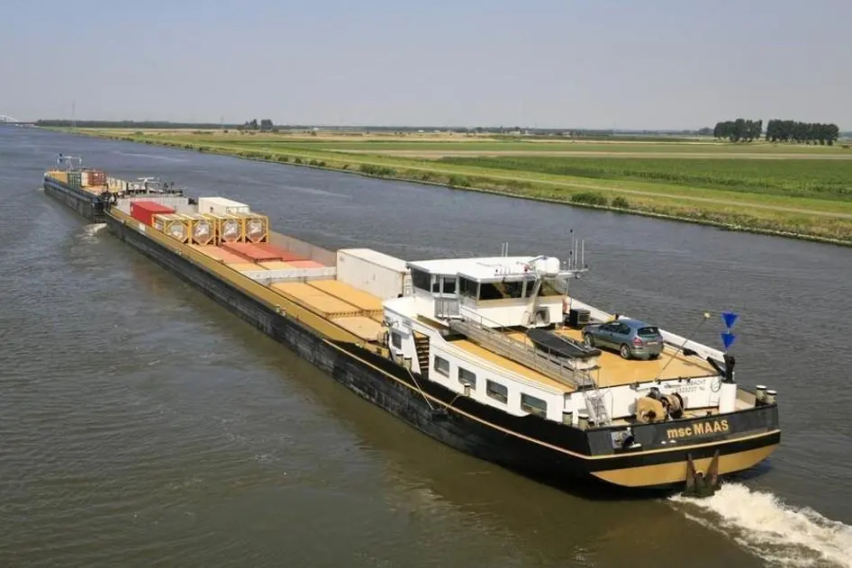 The Maas will be retrofitted with a modular propulsion system consisting of electric motors, hydrogen tanks, a PEM fuel cell system and a battery system.