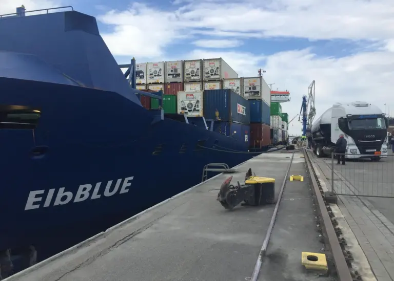 The ElbBLUE became the first vessel to be bunkered with green SNG on 29 September 2021.