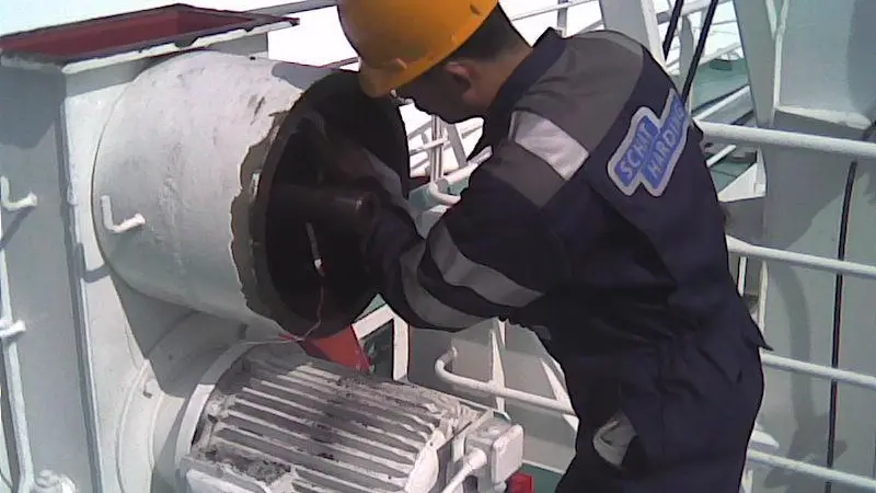 00_78723_Schat-Harding_Shanghai_engineer_servicing_winch