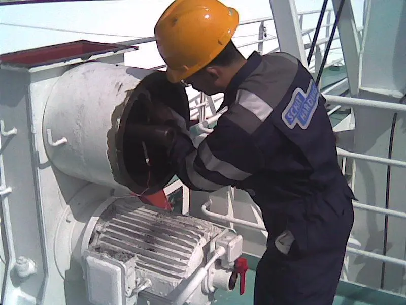 00_78723_Schat-Harding_Shanghai_engineer_servicing_winch