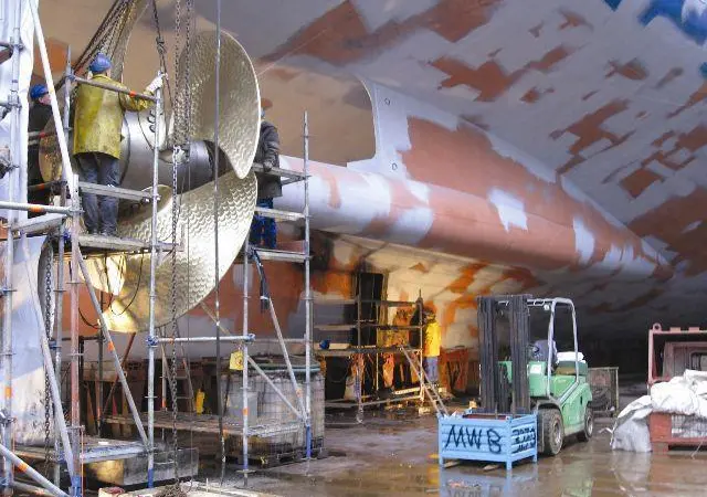 PrimeServ engineers fitting the Sassnitz’s new propeller blades