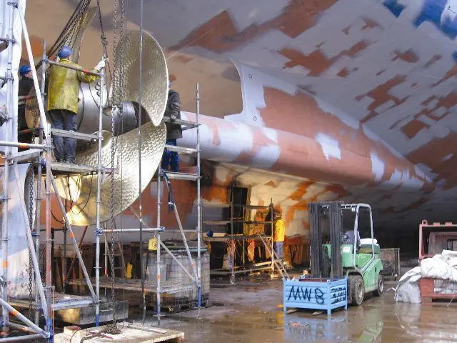 PrimeServ engineers fitting the Sassnitz’s new propeller blades