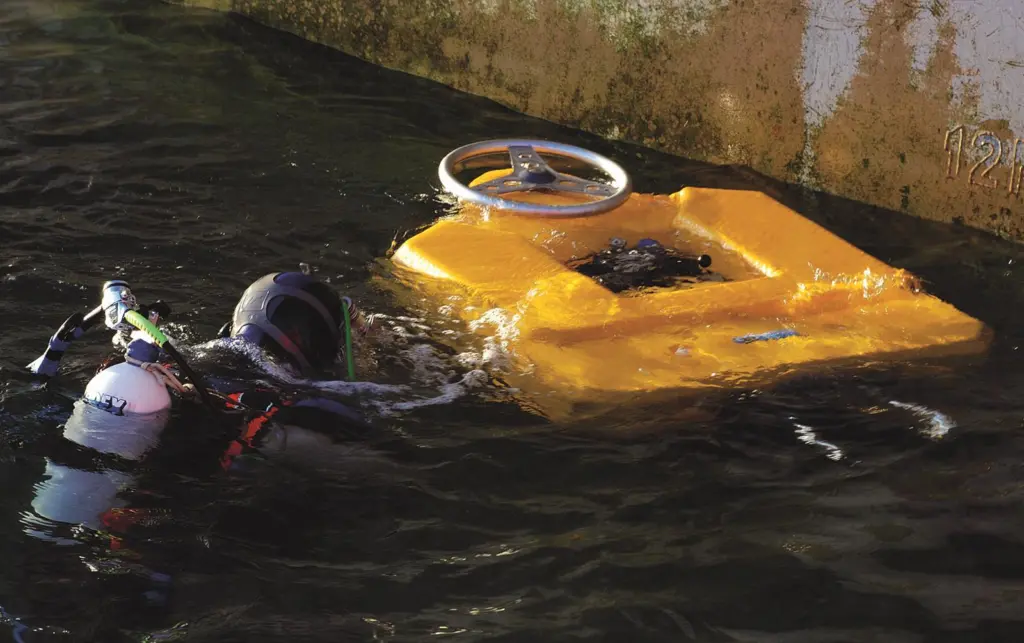 Hydrex diver ready to start hull cleaning