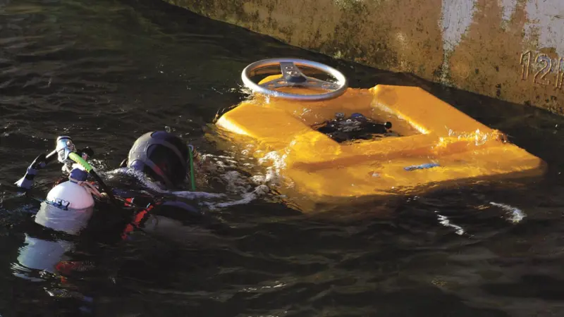 Hydrex diver ready to start hull cleaning