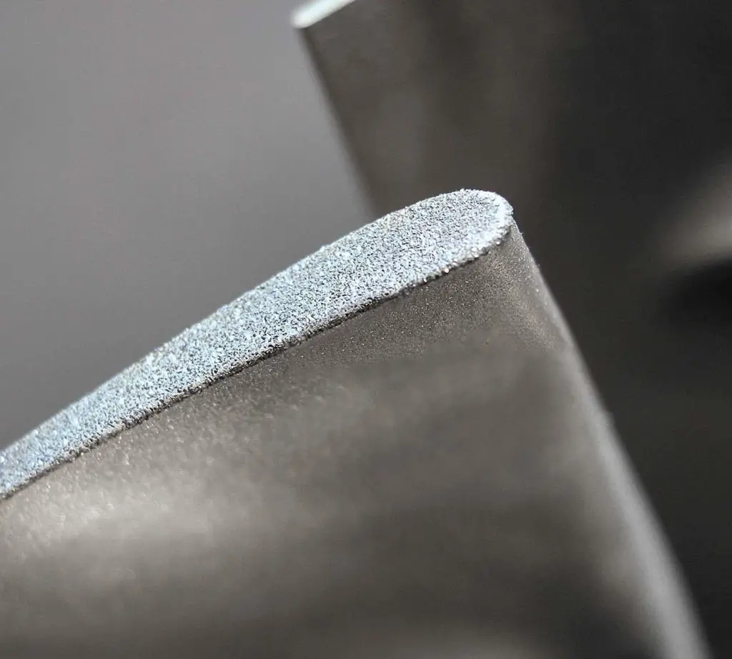 ABB Turbocharging’s turbine blades with hard wear resistant tips are designed to scrape away hard HFO fouling on turbocharger turbine diffusers to minimise contact of standard blades with the abrasive deposits