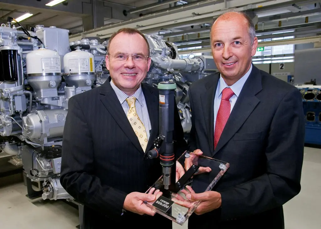 L’Orange ceo Dr. Ralph-Michael Schmidt presenting the record-breaking injector to Dr. Ulrich Dohle, Tognum executive board member for technology & operations with responsibility for L’Orange GmbH