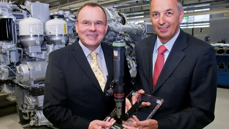 L’Orange ceo Dr. Ralph-Michael Schmidt presenting the record-breaking injector to Dr. Ulrich Dohle, Tognum executive board member for technology & operations with responsibility for L’Orange GmbH