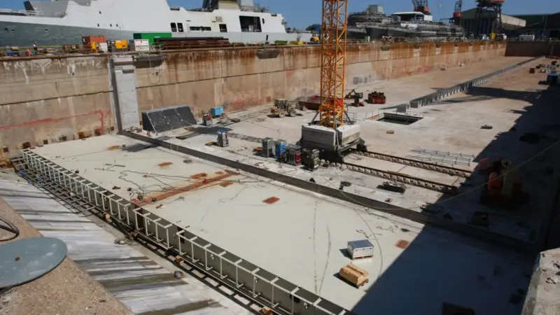 Dock 2 at the Lindo shipyard with, in dock 1, the three new frigates of the Ivar Huitfeldt-class for the Royal Danish Navy in various stages of completion