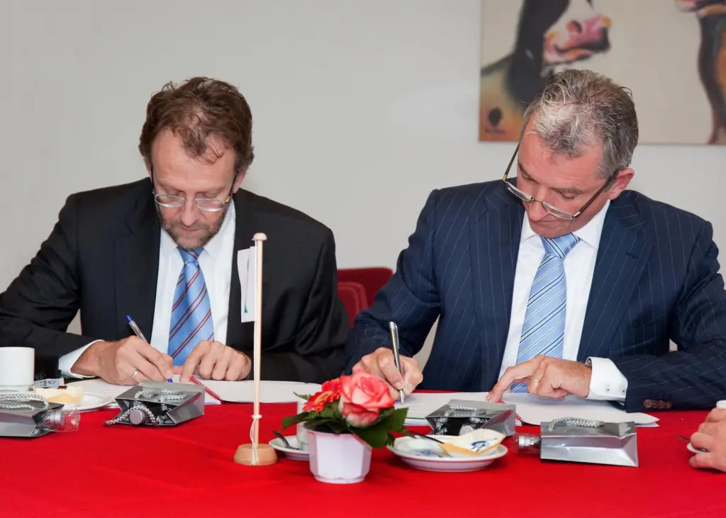 J.H. Hylkema (left), IHC Merwede, and J.M. Verhoeven, Bakker Sliedrecht, sign contract for collaboration