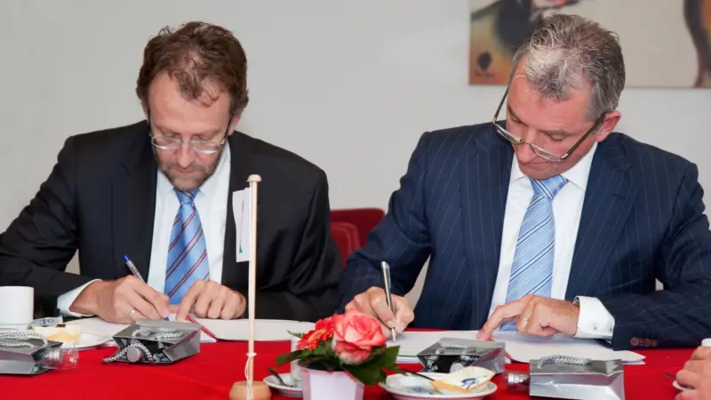 J.H. Hylkema (left), IHC Merwede, and J.M. Verhoeven, Bakker Sliedrecht, sign contract for collaboration