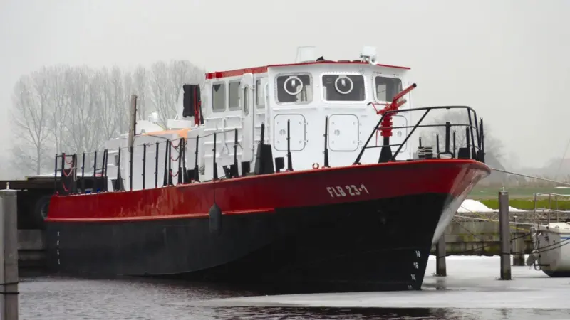 The Dutch-built test boat by Electric Ship Facilities that uses a hybrid gas turbine/battery/electric propulsion system based on the 30kW Capstone microturbine (Courtesy Capstone Turbine Corporation)