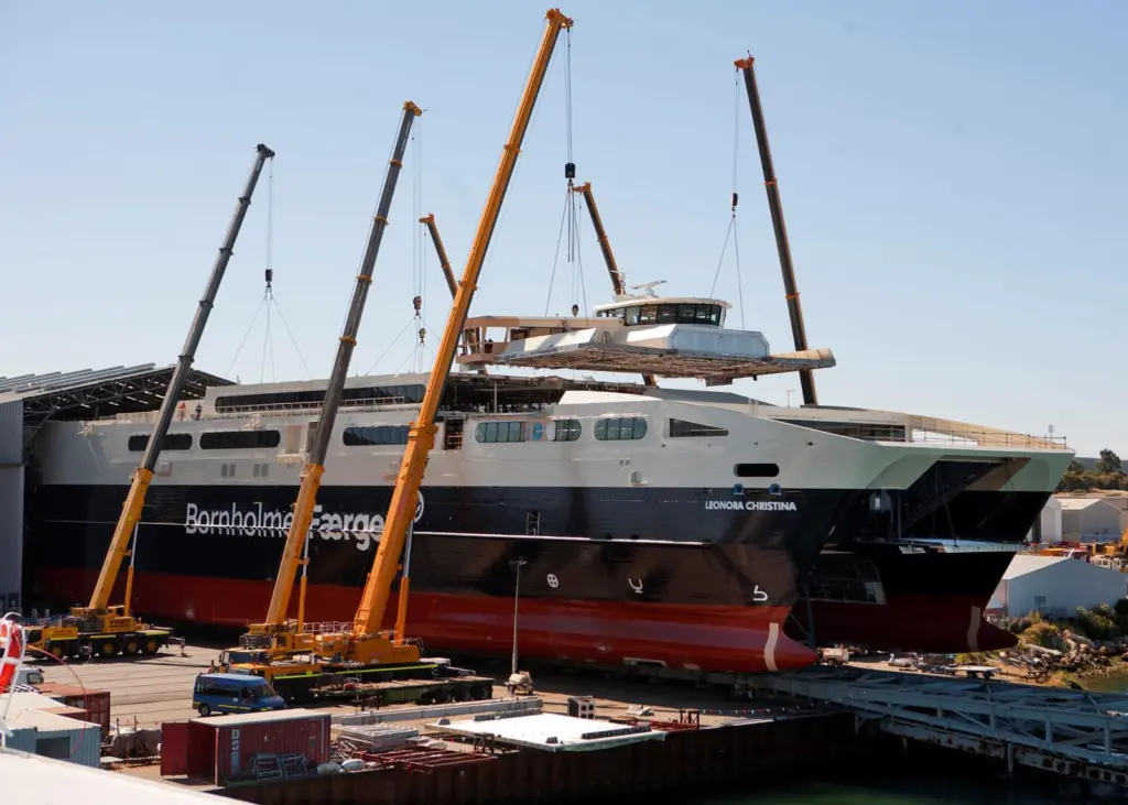 The upper deck being lowered onto the ‘Leonora Christina’