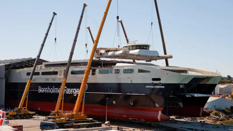 The upper deck being lowered onto the ‘Leonora Christina’
