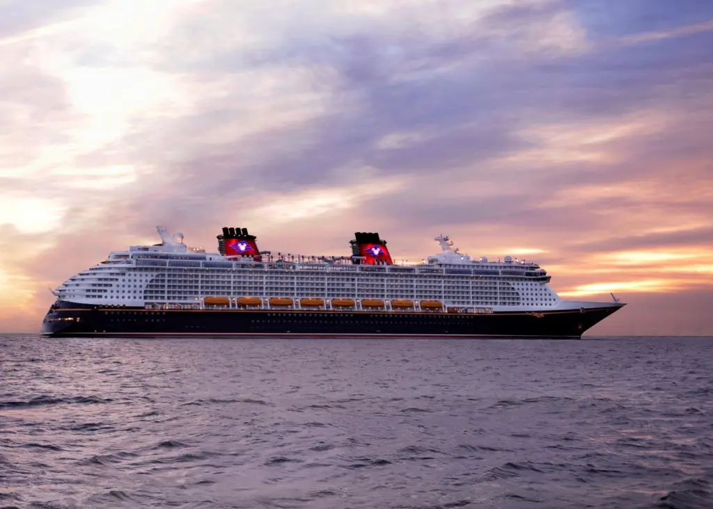 ‘Disney Dream’ at sea