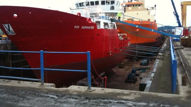 'Toise Independent' and 'Vos Supporter' double docking in Leith