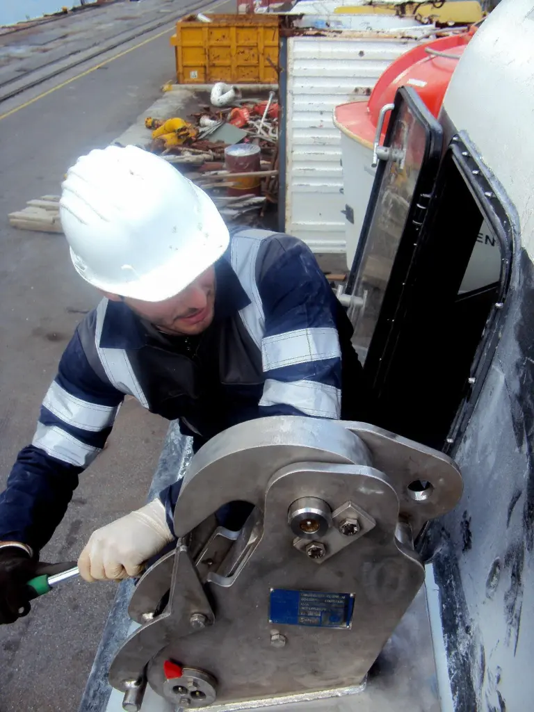 Schat Harding SeaCure load release hook being installed