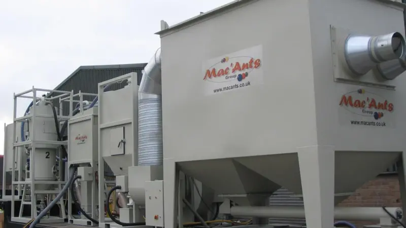 Based on modular units, the latest development from the Mac’Ants Group provides a means of removing tenacious coatings such as paint and gains significantly from the use of plastic media