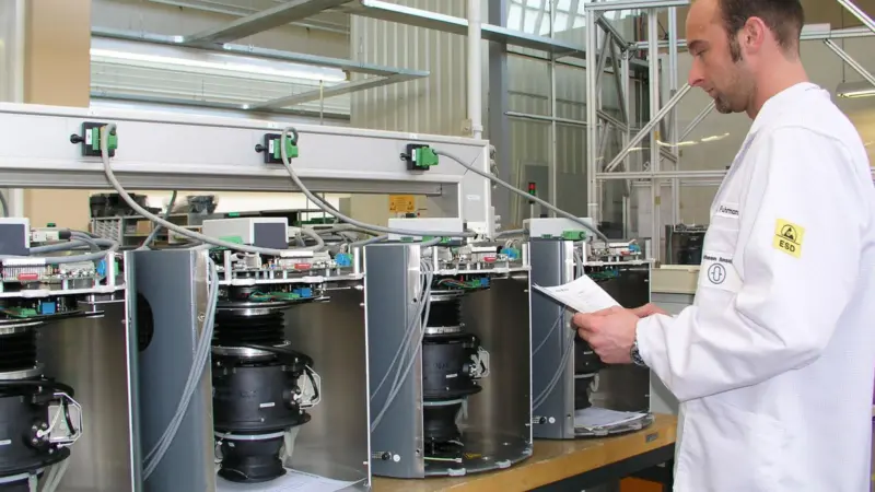 Testing of Standard 22 gyro compasses at Raytheon Anschütz in Kiel, Germany