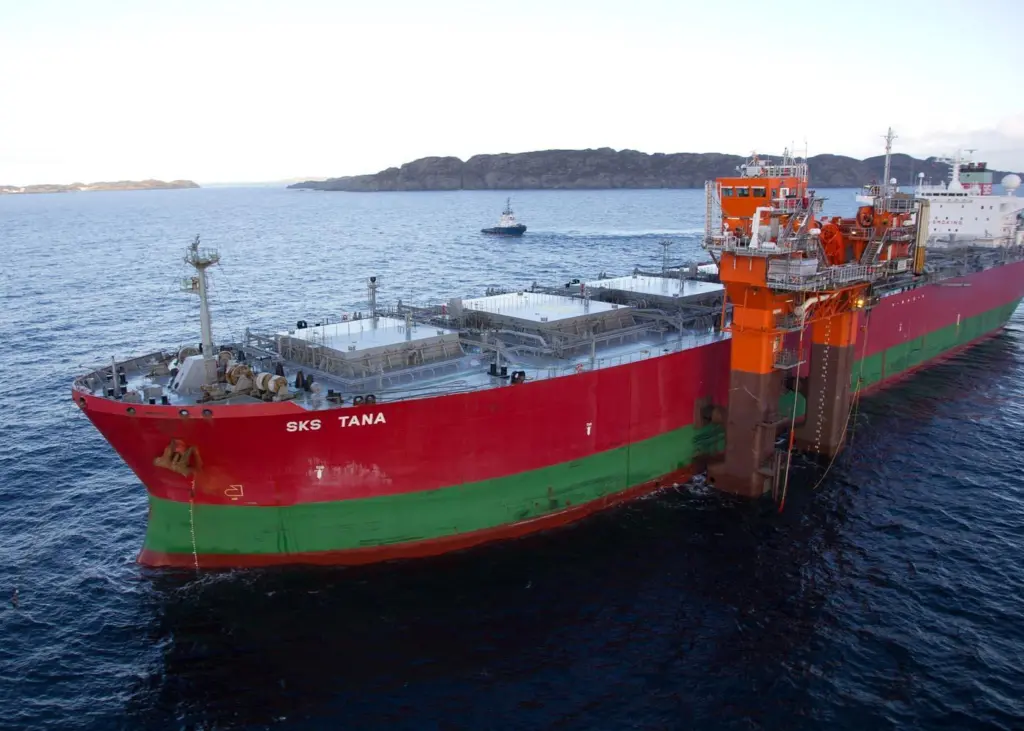 HiLoad DP1 alongside a tanker
