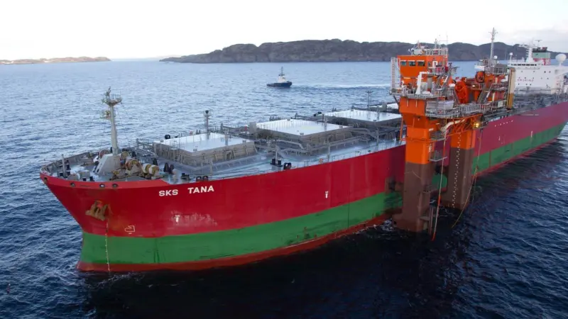 HiLoad DP1 alongside a tanker