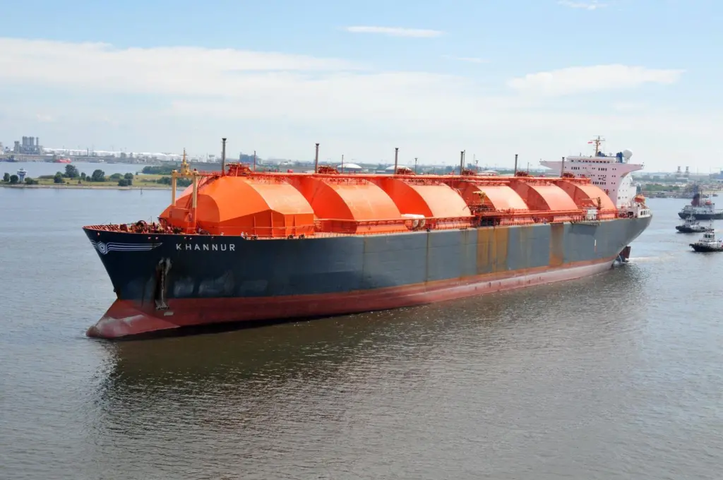 The LNG carrier ‘Khannar’ arriving at Jurong Shipyard for conversion into a FRSU