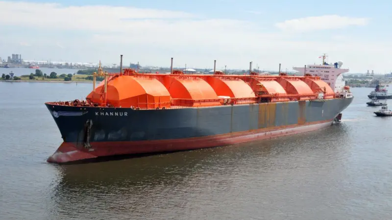 The LNG carrier ‘Khannar’ arriving at Jurong Shipyard for conversion into a FRSU