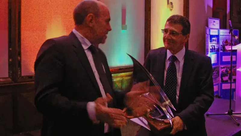 Houlder receives the Spirit of Innovation award from Mercator Media MD Andrew Webster at the Seawork awards dinner