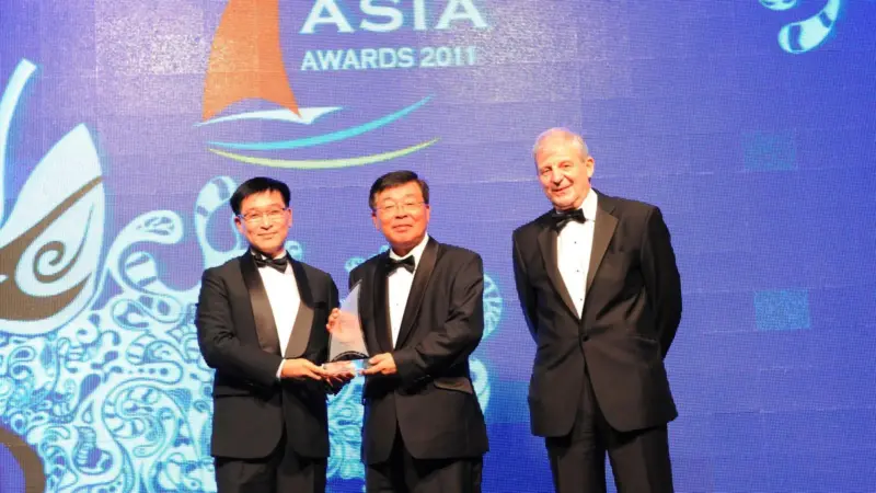 Mr. Noboru Ueda (center), chairman and president, ClassNK, receiving the ‘classification society award’ at the Seatrade Asia Awards ceremony from Mr. Francis Liu (left) deputy director of marine, marine department, government of Hong Kong Specia...