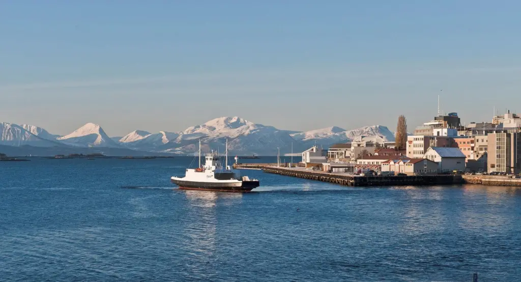 ‘Eiksund’ leaves the quay in Molde