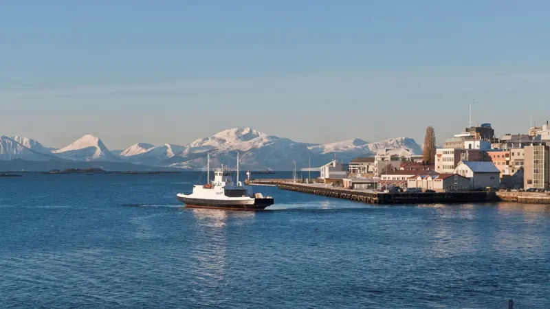 ‘Eiksund’ leaves the quay in Molde
