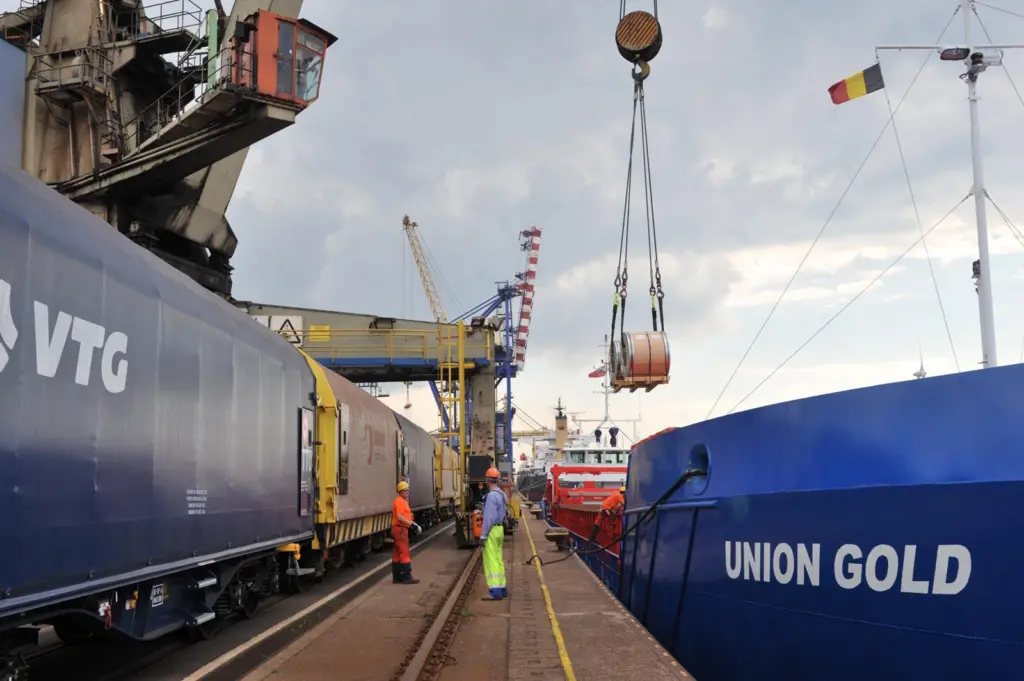 ‘Union Gold’ led a new series of three 2,574dwt, low air-draught cargo vessels ordered from Damen by Union Transport; a contract of affreightment covering steel shipments from Belgium to the UK provides baseload business
