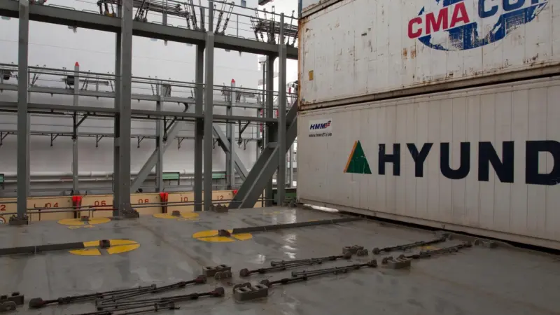 Korean built boxships to get MacGregor hatch covers and lashing gear