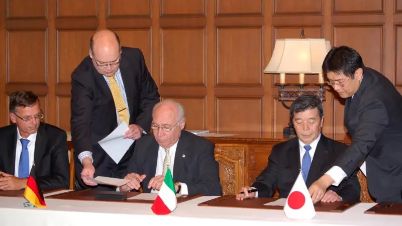 Pier Luigi Foschi, chairman of Costa Crociere, (centre) and Hisashi Hara, director, executive vice president and general manager of shipbuilding & ocean development business of MHI (second from right) sign the contract
