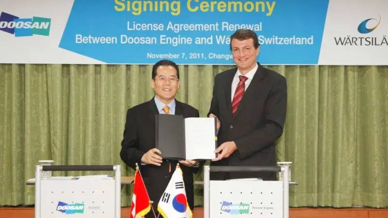 Sung-Hee Lee and Martin Wernli sign the license extension at the Doosan Engine HQ in Changwon, South Korea