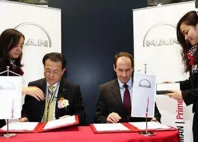 Chang Hua Ming – GM of COSCO Shanghai, and Dr. Stephan Timmermann – MAN Diesel & Turbo executive board, sign the contracts at Marintec, Shanghai