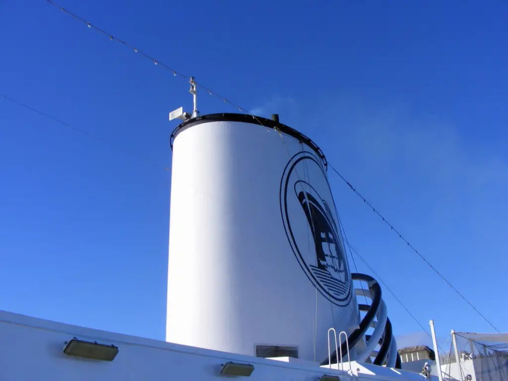 00_78755_HK-ship-stack-with-scrubber-running