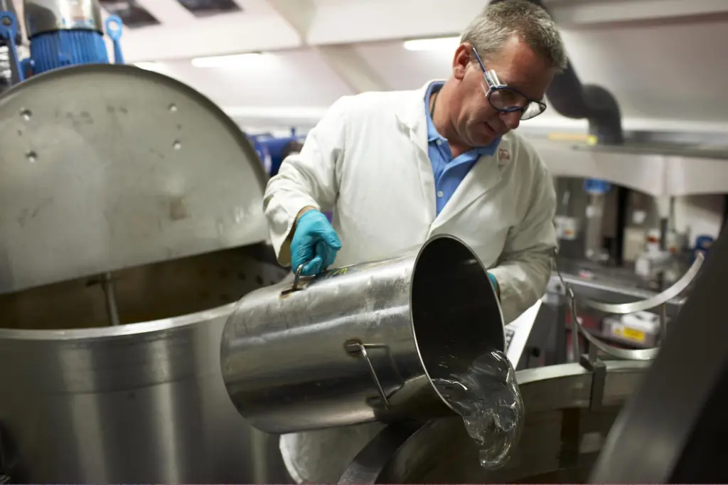 Lubricant blending at Castrol’s technology research centre